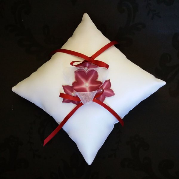 wei&szlig;es Strumpfband aus Spitze und Organza rote Blumen