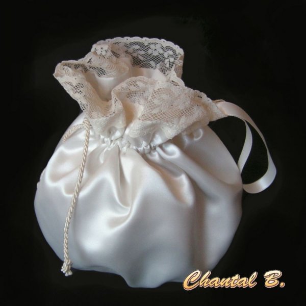 Petite bourse de mari&eacute;e ou demoiselle d'honneur satin ivoire et dentelle