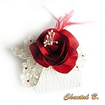 Peigne &agrave; cheveux mariage fleur de satin rouge plumes dentelle ivoire