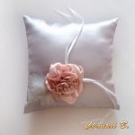 Trauringkissen aus grauem Satin, lachsfarbene Blume, aus Chiffon