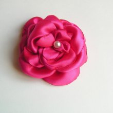 Satinblume in Fuchsia-Rosa mit handgefertigter Perlmuttperle für Hochzeitsaccessoires