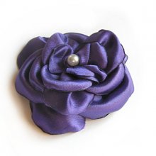 handgefertigte violette Satinblume und Perlmuttperle für Hochzeitsaccessoires