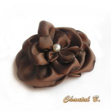 schokoladenbraune Satinblume mit handgefertigter Perlmuttperle für Hochzeitsaccessoires