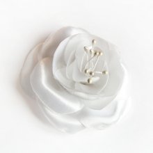 handgefertigte weiße Satinblume mit Stempel für Hochzeitsaccessoires
