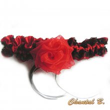 jarreti&egrave;re mariage originale satin rouge dentelle noire fleur rouge th&egrave;me Paris cabaret