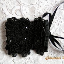 Bracelet dentelle manchette de soir&eacute;e dentelle noire en relief rebrod&eacute;e main perles Alice