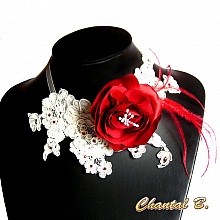 collier de mariage dentelle ivoire fleur de satin rouge et plumes 