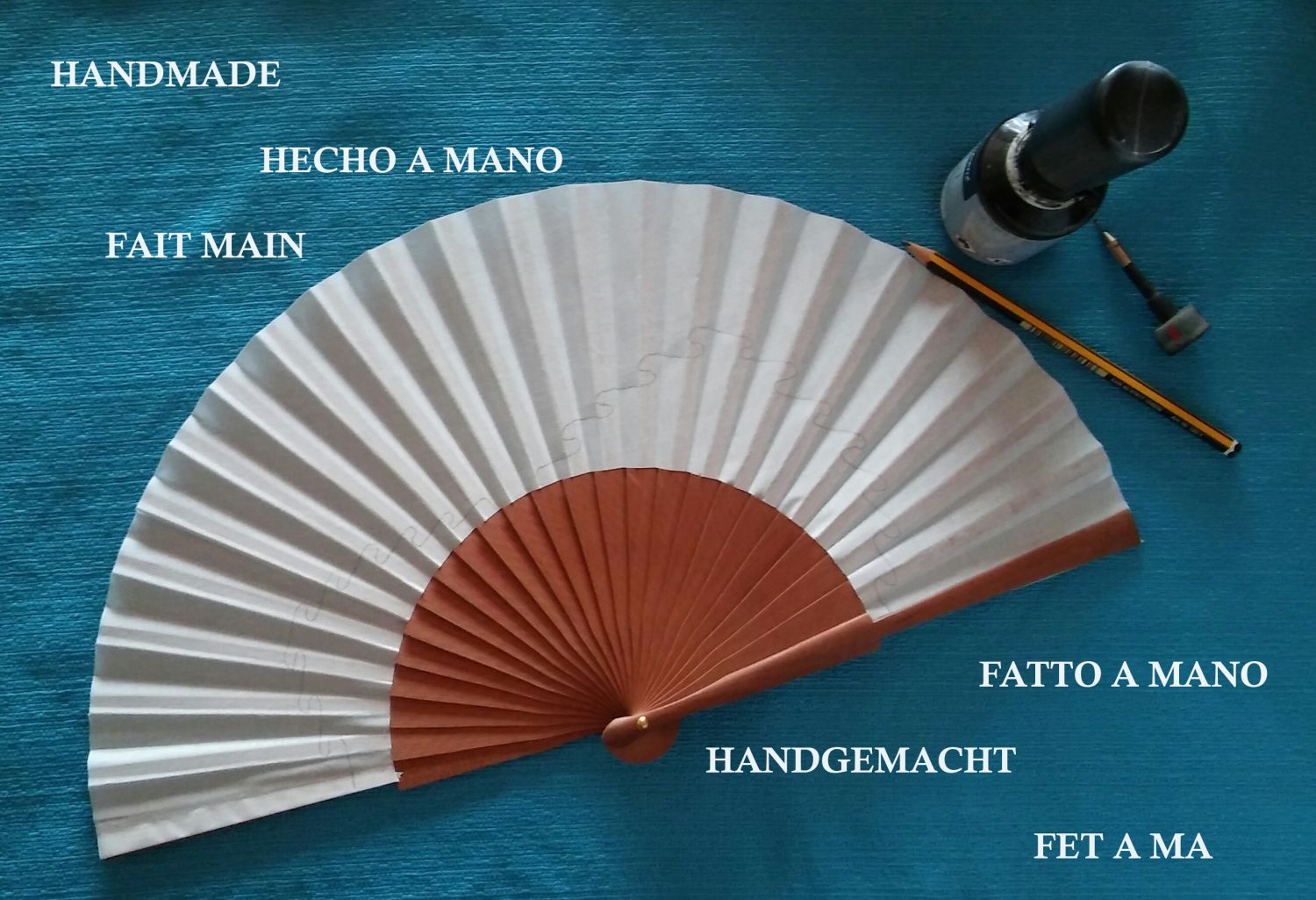 Schöner Fächer aus Baumwollsatin, vollständig von Hand bemalt "Mexikanische Amate".