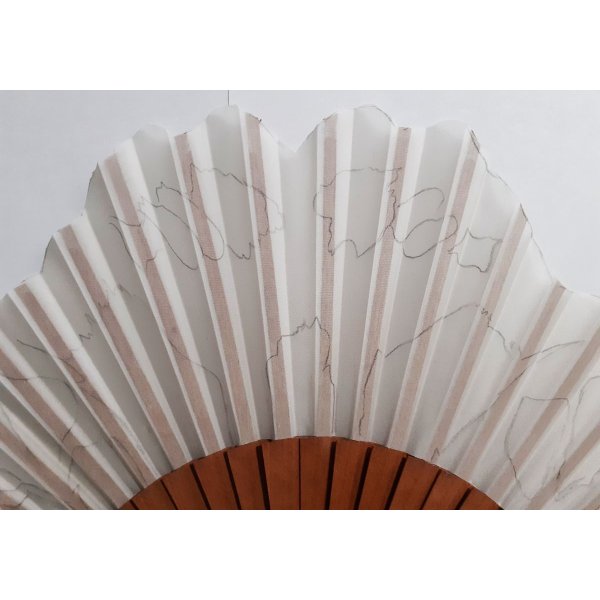 Eventail en satin de coton dessin&eacute; et peint &agrave; la main "R&ecirc;ve bleu"