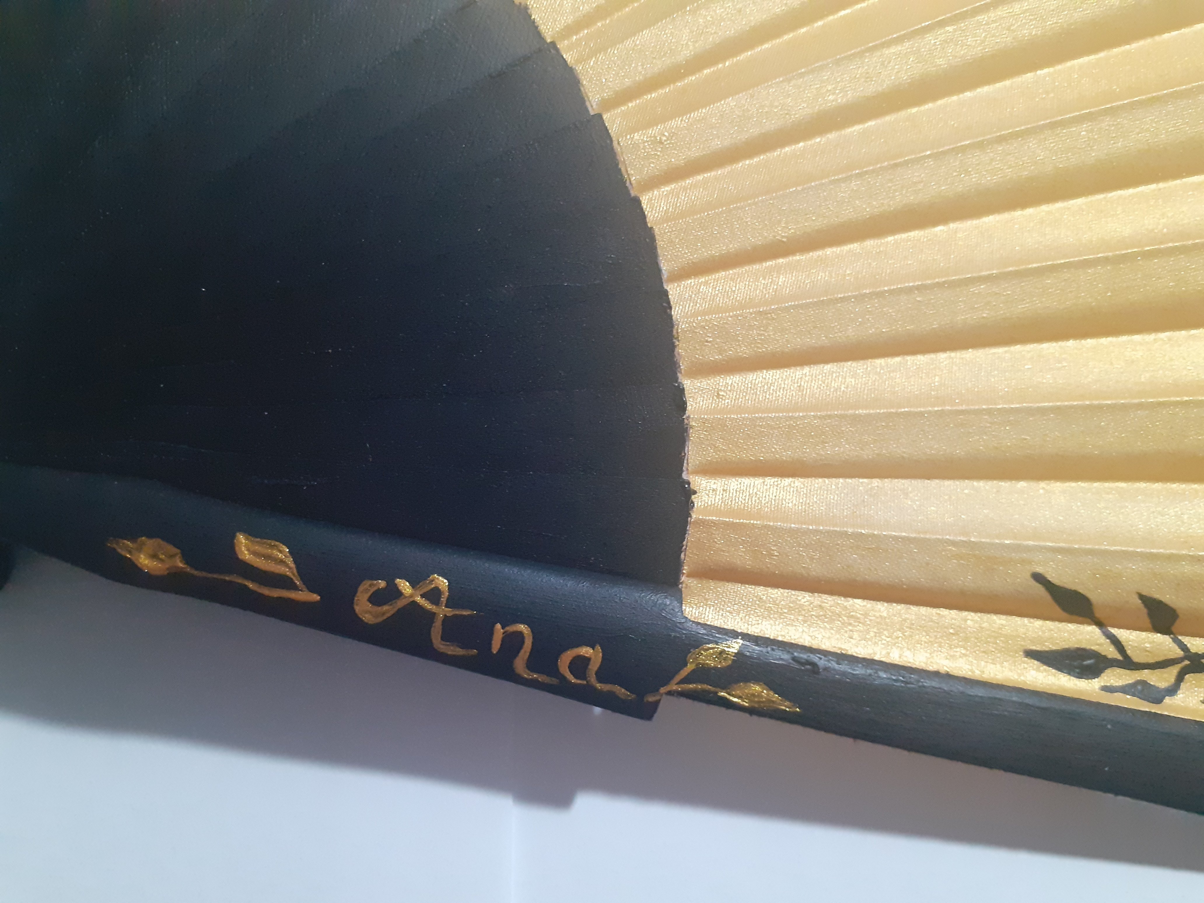 Handgezeichneter und handbemalter Satinf&auml;cher "Chat Grey".