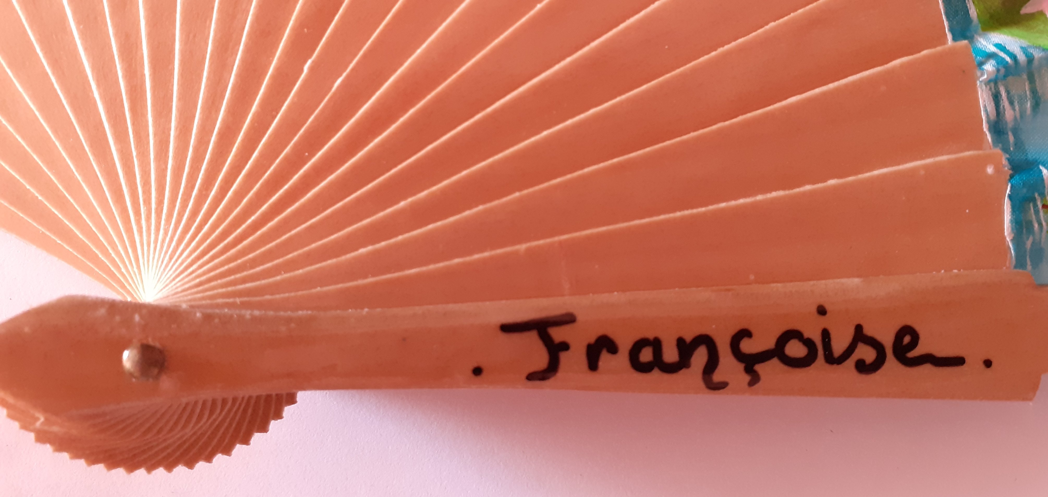 Handgezeichneter und handbemalter Satinfächer "Piano Pianissimo".