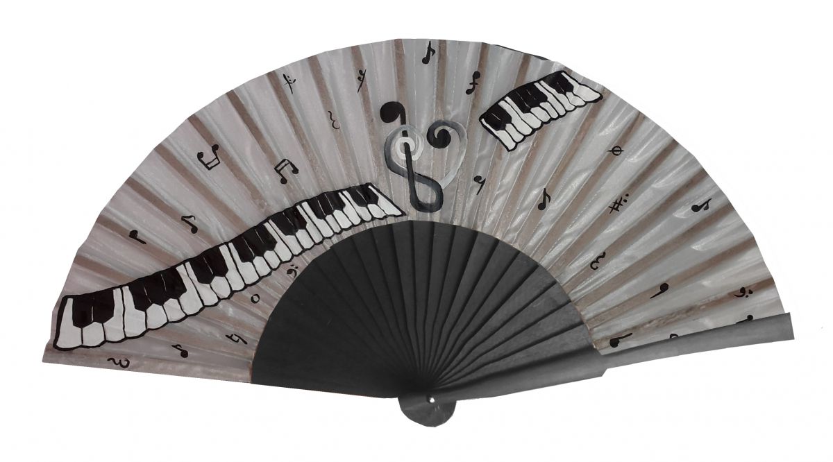 Handgezeichneter und handbemalter Satinfächer "Piano Pianissimo".