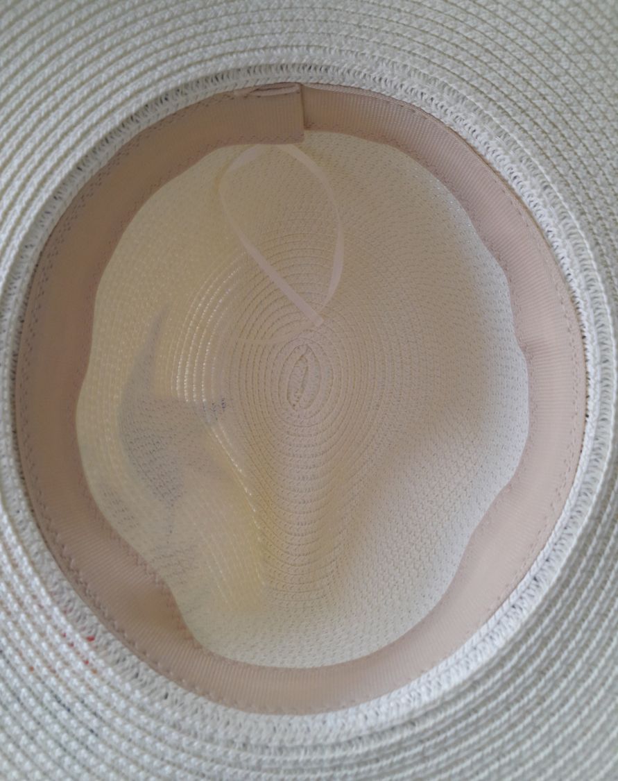Ein hübscher Hut im Panama-Stil aus beschichtetem Stroh für besseren Schutz