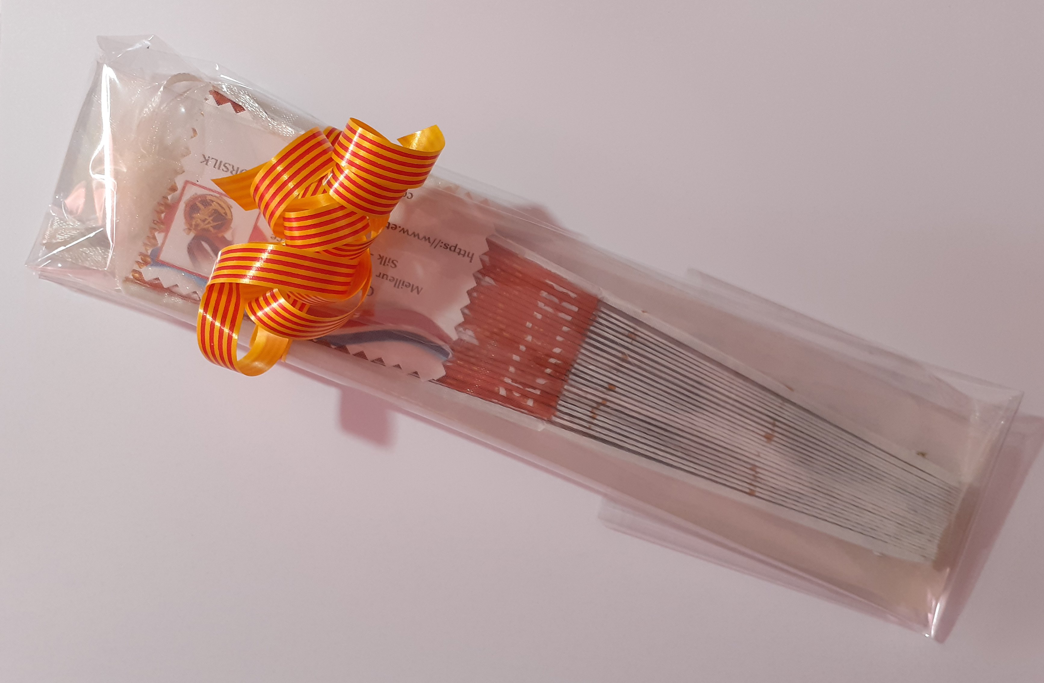 Ein sch&ouml;ner, handgezeichneter und handbemalter Seidenf&auml;cher f&uuml;r einen perfekten "D-Day".