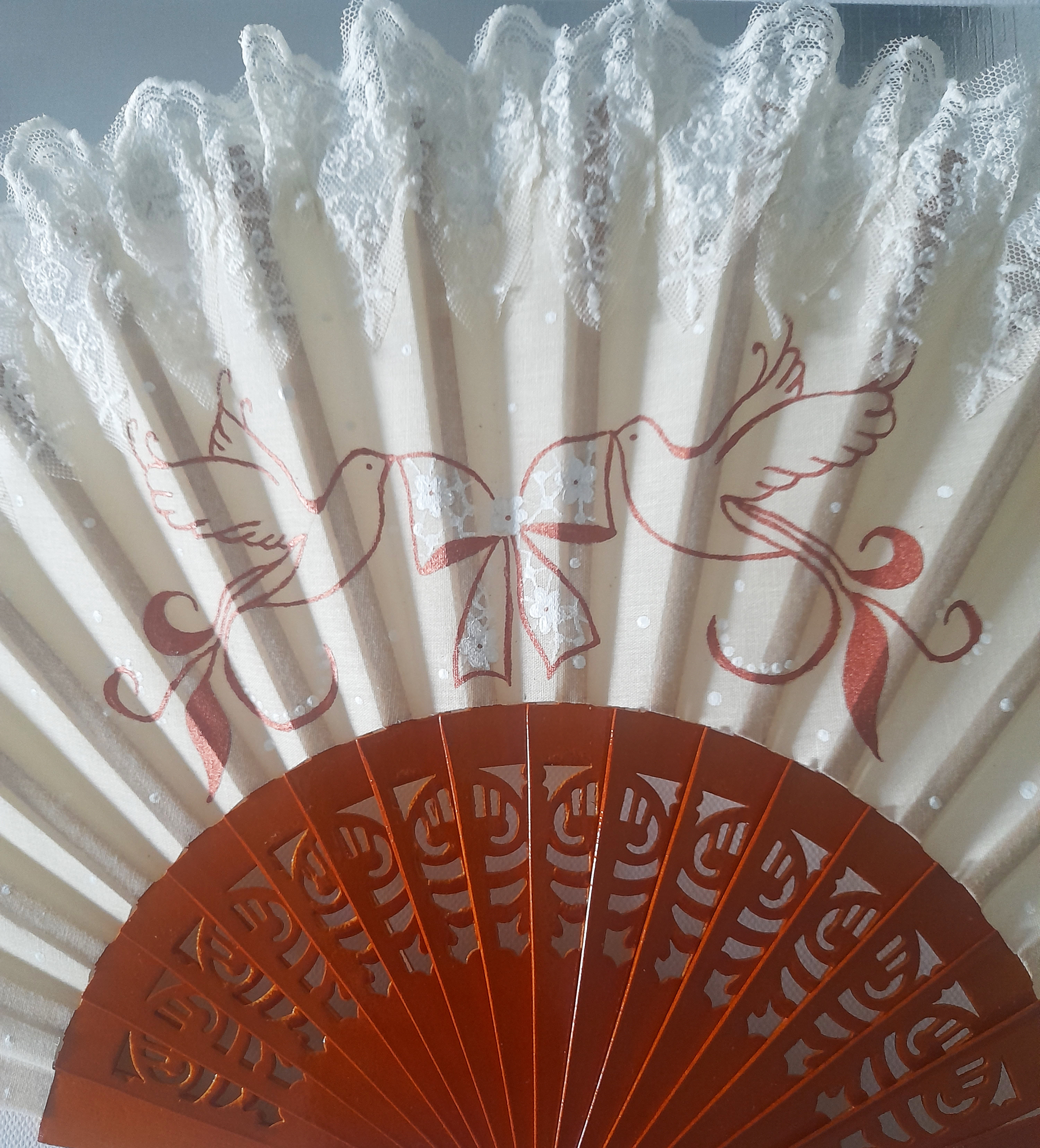 Un grand &eacute;ventail en dentelle et coton peint &agrave; la main. Bois ajour&eacute;.