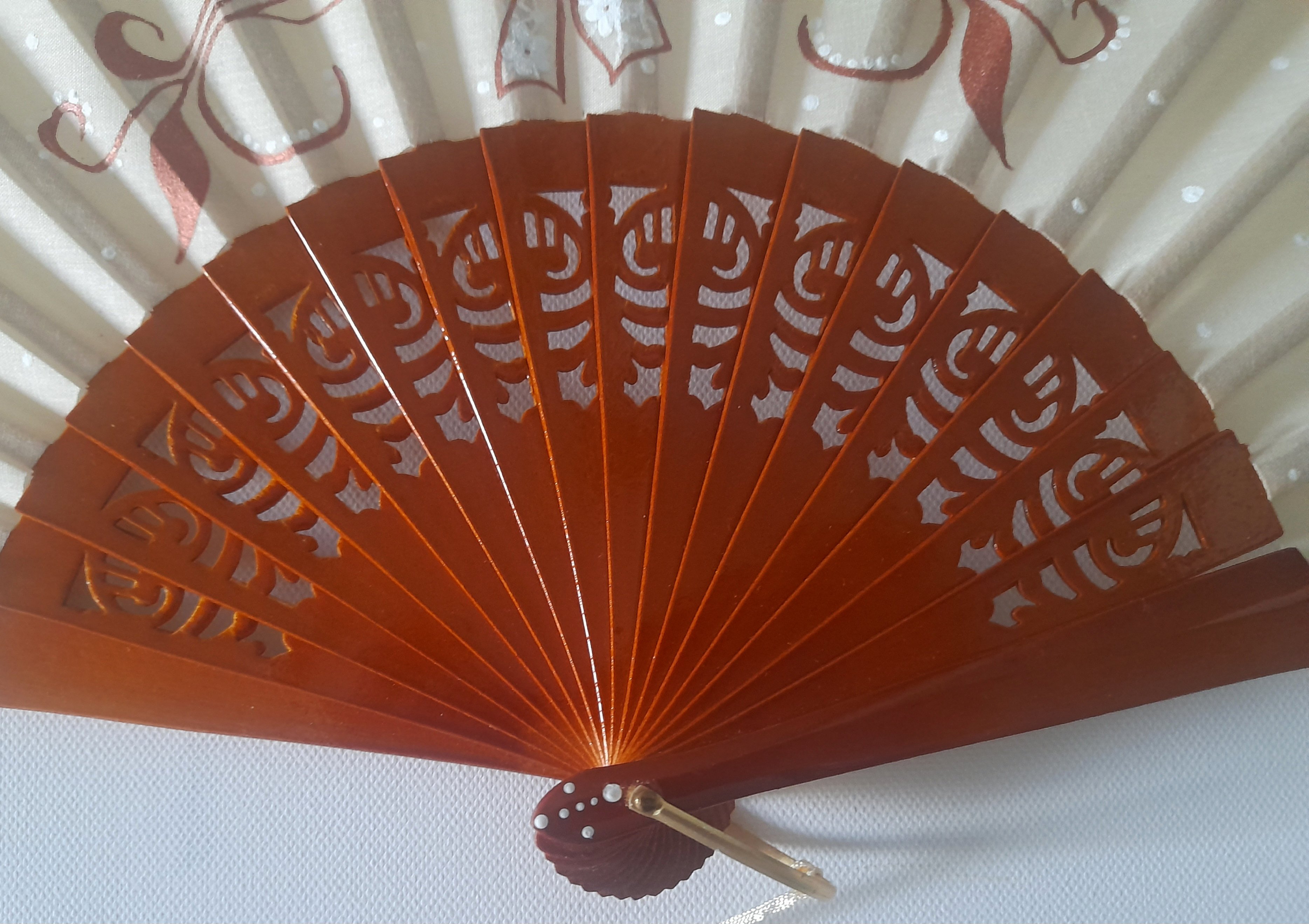 Un grand &eacute;ventail en dentelle et coton peint &agrave; la main. Bois ajour&eacute;.