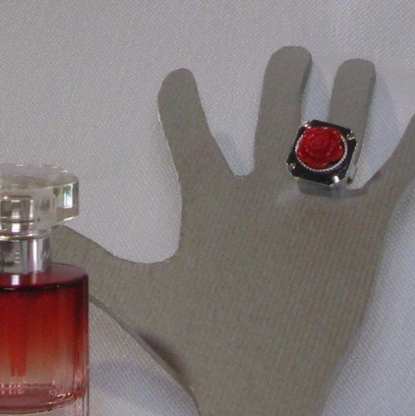 Bague Fantaisie Réglable pour Femme en Ardoise surmontée d'une Fleur en résine Rouge, Création Artisanale