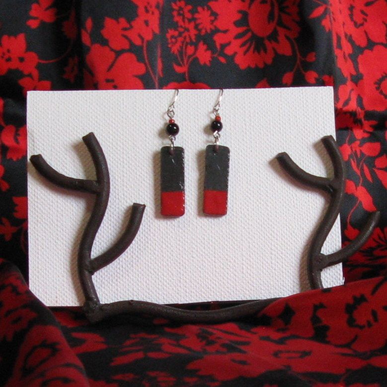 Boucles d'oreille Longues pour Femme en Ardoise Emaillée Rouge, Création Artisanale