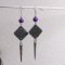 boucles d'oreille longues violette et argent oreilles percées