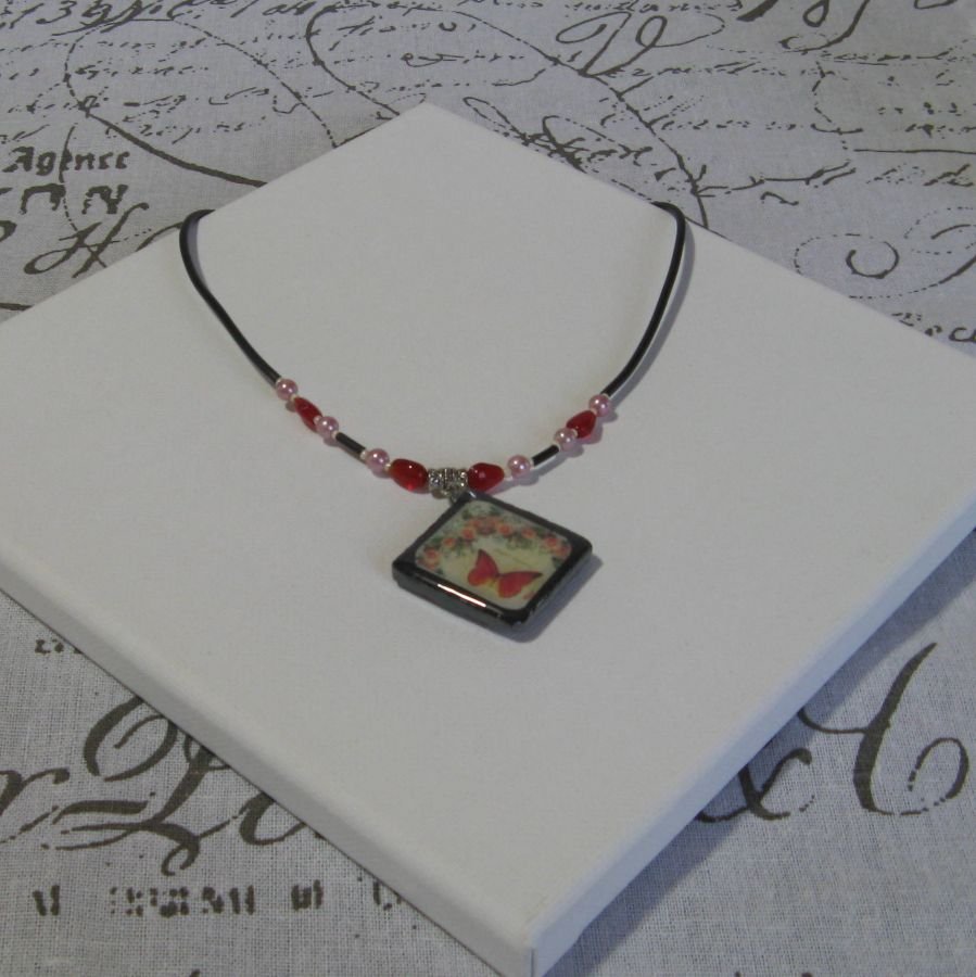 Collier Femme en Ardoise Motif Papillon Rouge Style Vintage