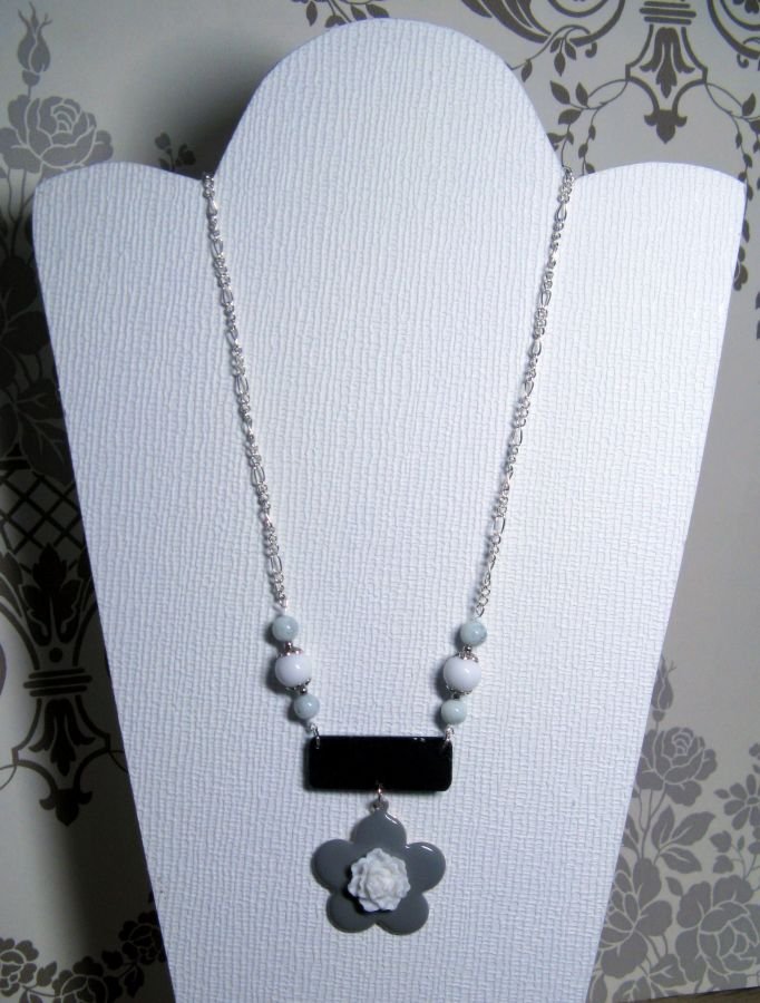 collier fleur grise emaillé et blanche en résine