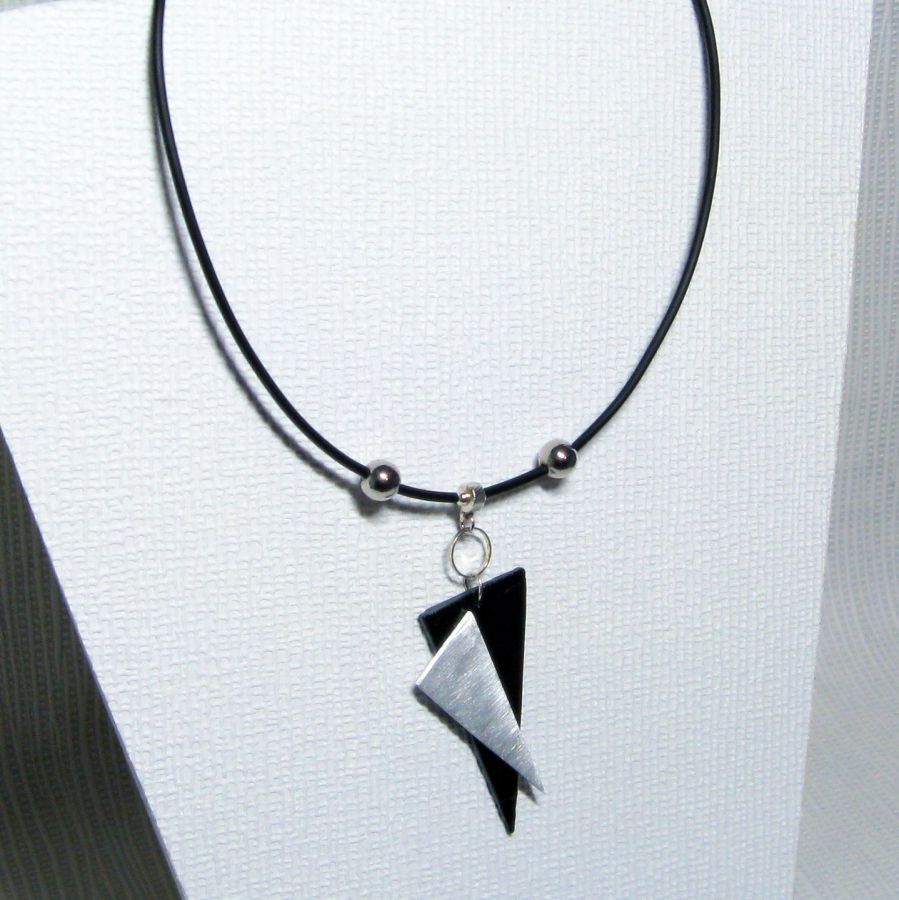 collier moderne triangles aluminium et ardoise