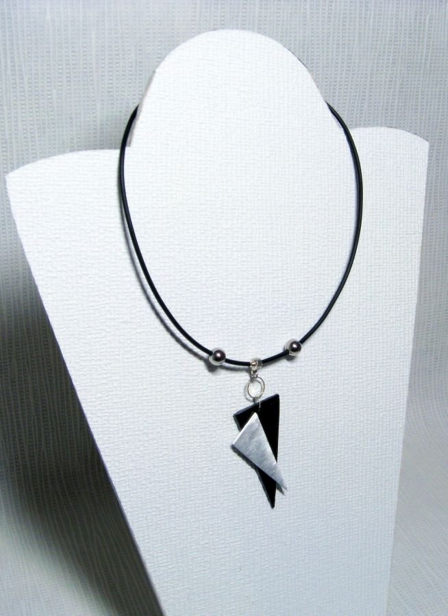 collier moderne triangles aluminium et ardoise