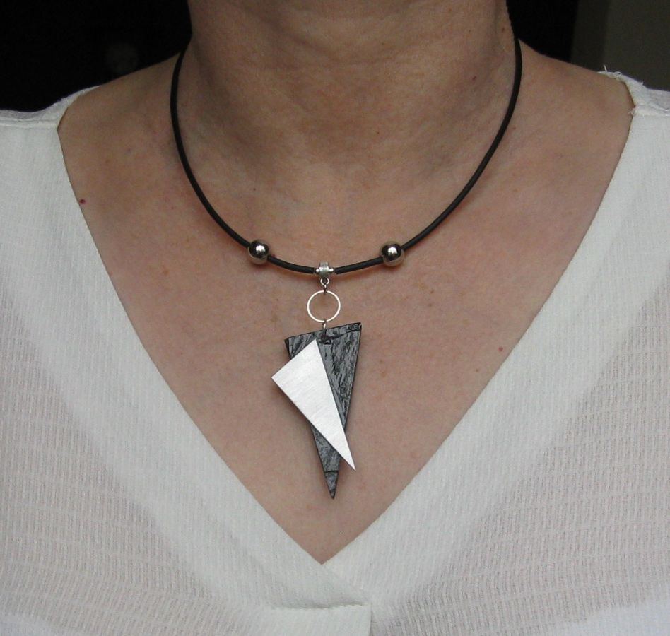 collier moderne triangles aluminium et ardoise