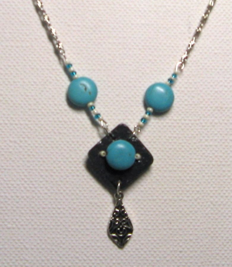 collier pendentif breloque style baroque turquoise sur chaine fantaisie