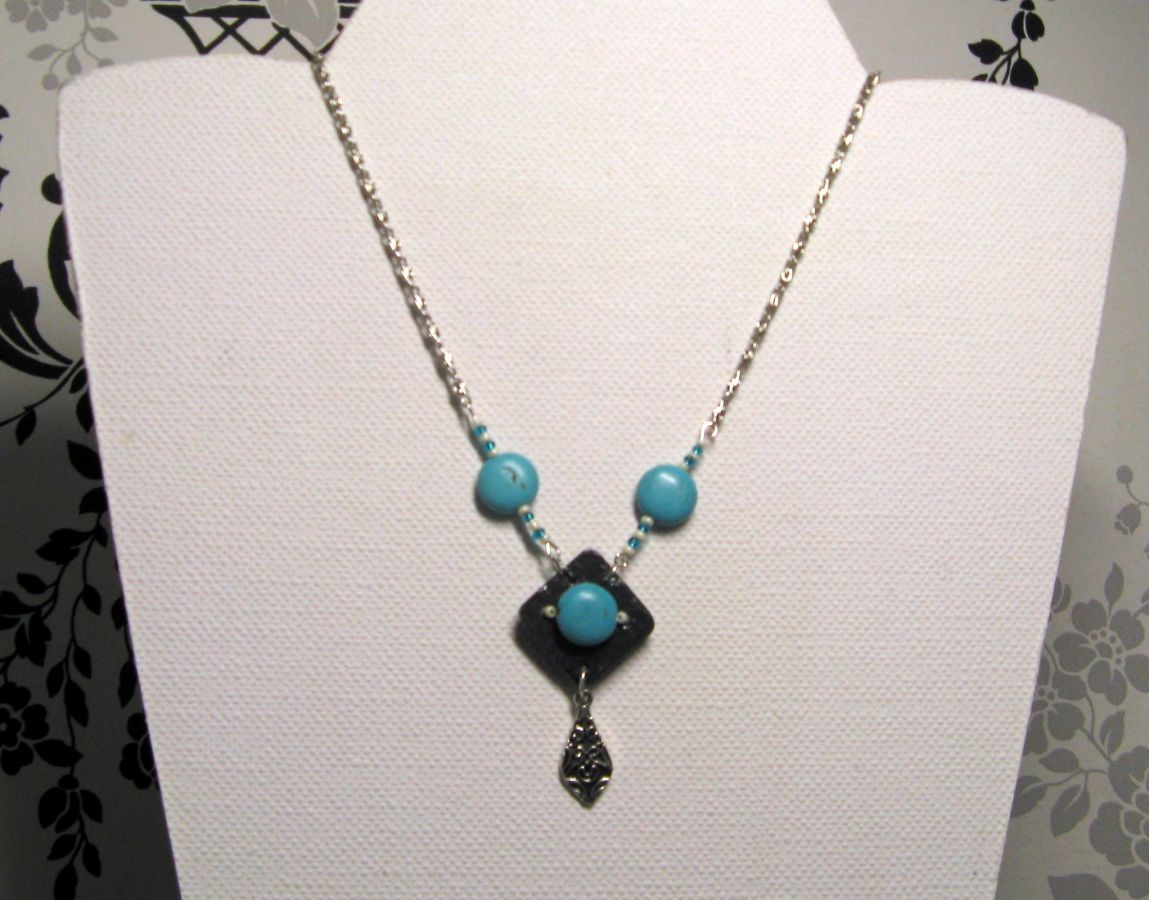 collier pendentif breloque style baroque turquoise sur chaine fantaisie