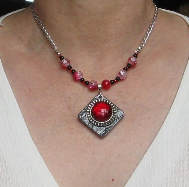 collier pendentif cabochon rouge sur ardoise montage chaine