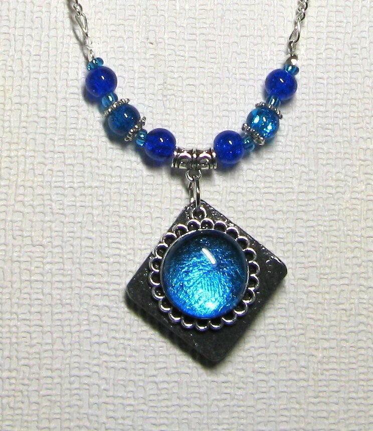 collier pendentif cabochon turquoise sur ardoise montage chaine