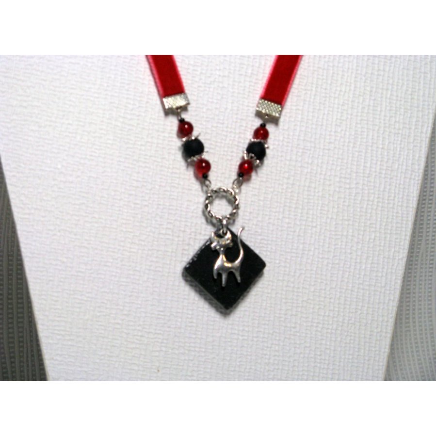 collier pendentif chat sur ardoise et velours rouge