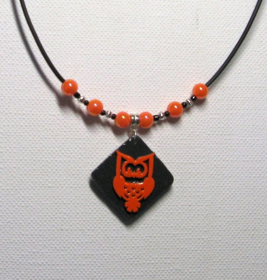 collier pendentif chouette hibou orange émaillé sur cordon silicone noir