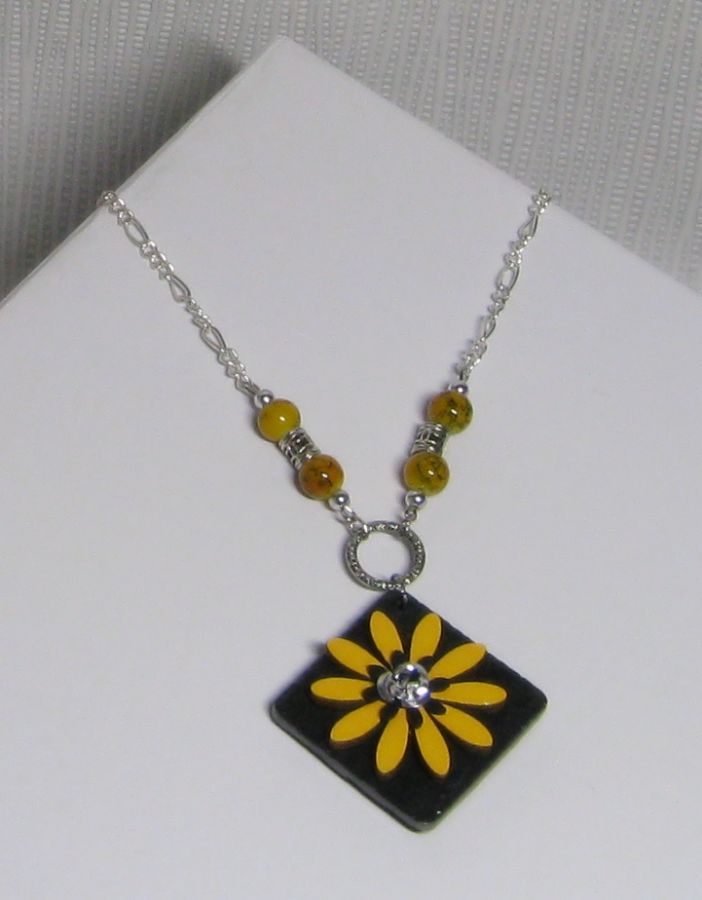 collier pendentif fleur émaillée jaune sur chaine fantaisie argentée