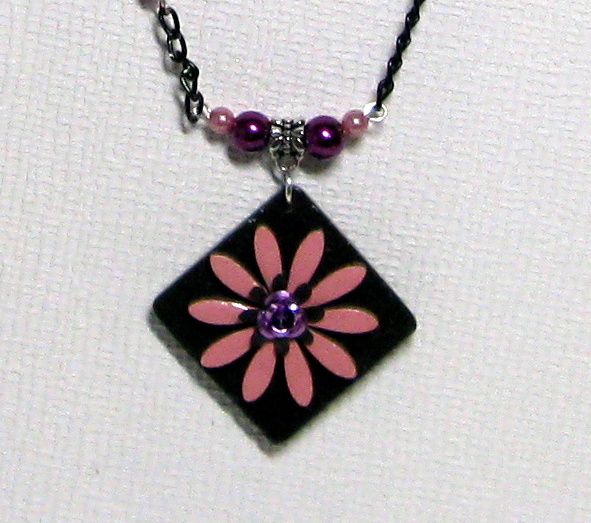 collier pendentif fleur émaillée rose sur chaine noire