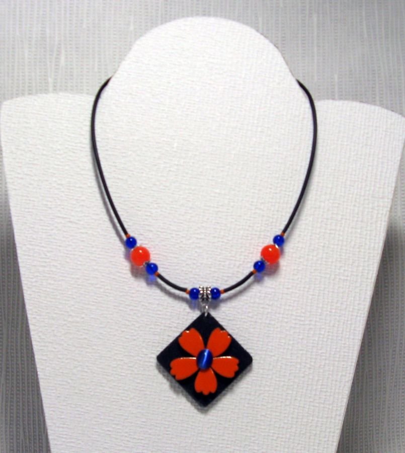 collier pendentif fleur émaillé orange sur pvc noir et perles bleu foncé