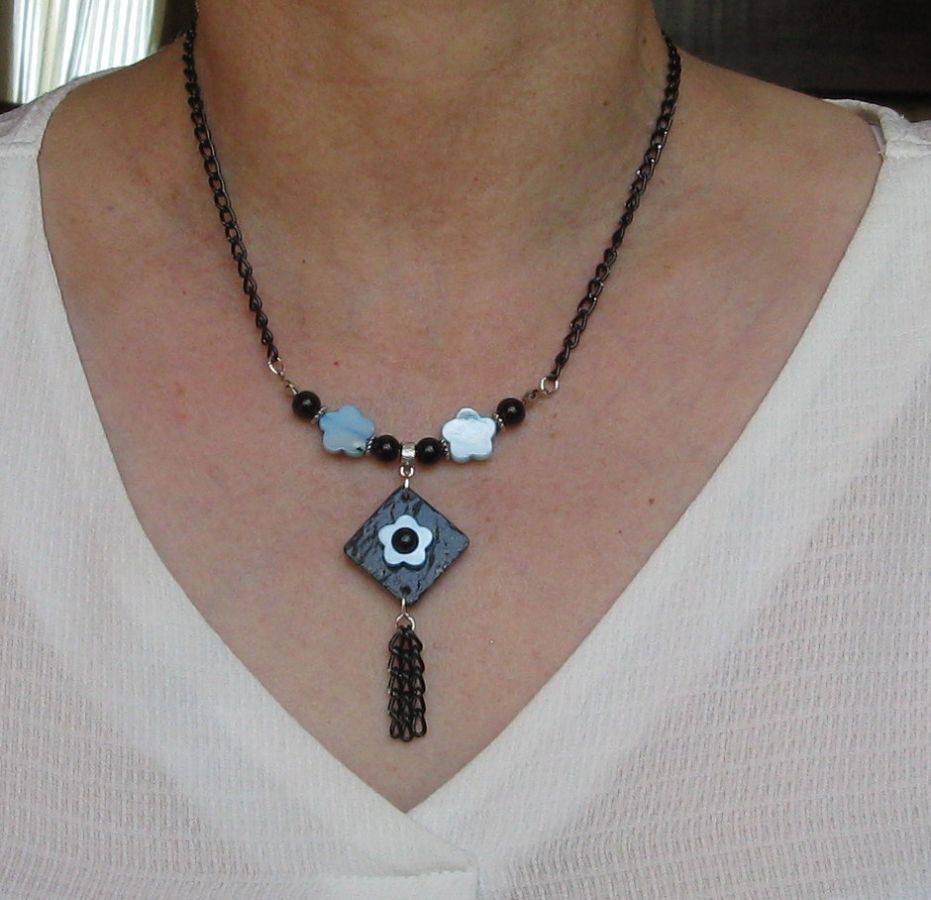 collier pendentif fleur nacrée bleue et ardoise sur chaine noire