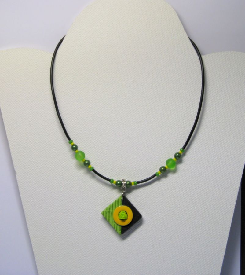 Collier Ras du Cou pour Femme en Ardoise motif Fleur Vert et Jaune, Création Unique