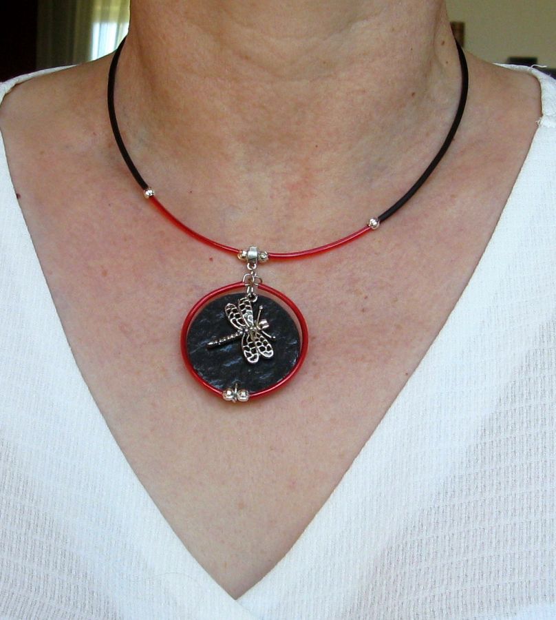 collier pendentif libellule argentée sur ardoise et silicone rouge et noir