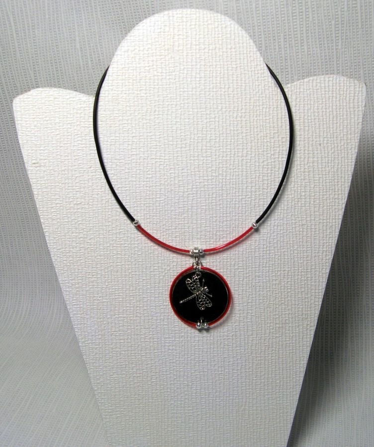 collier pendentif libellule argentée sur ardoise et silicone rouge et noir