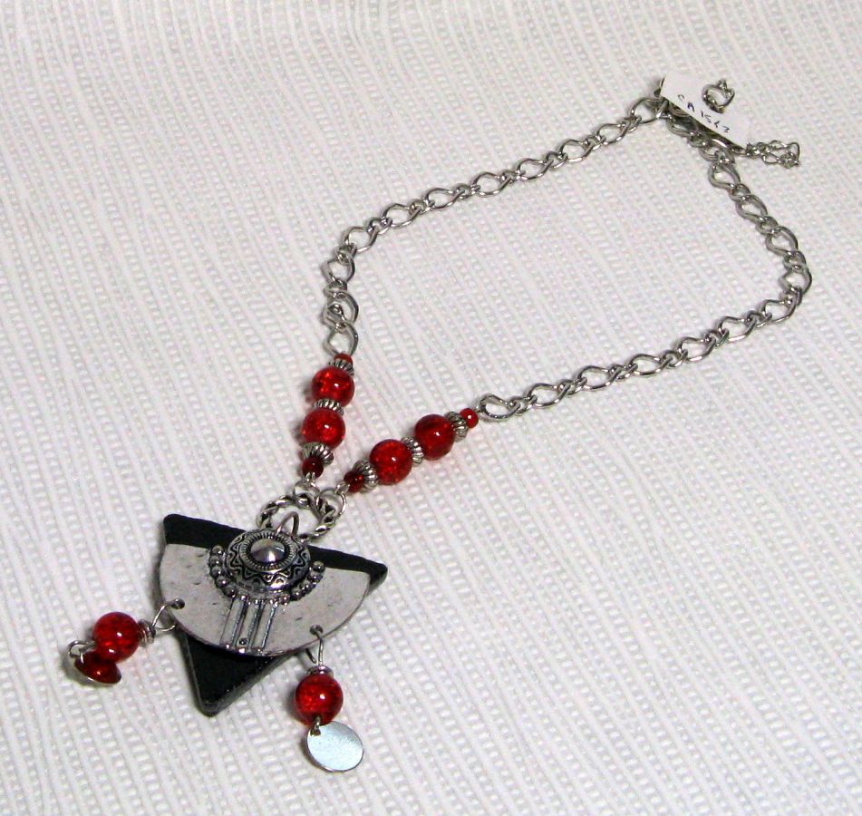 collier pendentif rouge et argent style ethnique avec ardoise