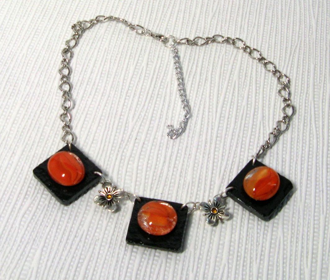 collier plastron cabochon orange sur ardoise montage chaine argentée