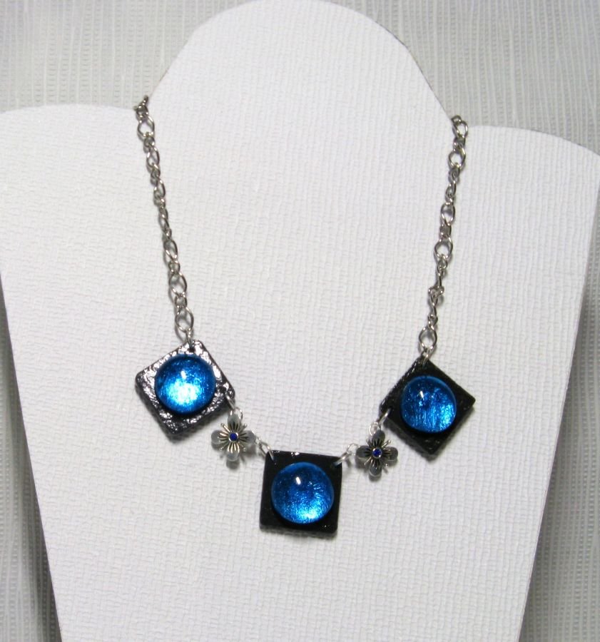 collier plastron cabochon bleu sur ardoise montage chaine argentée