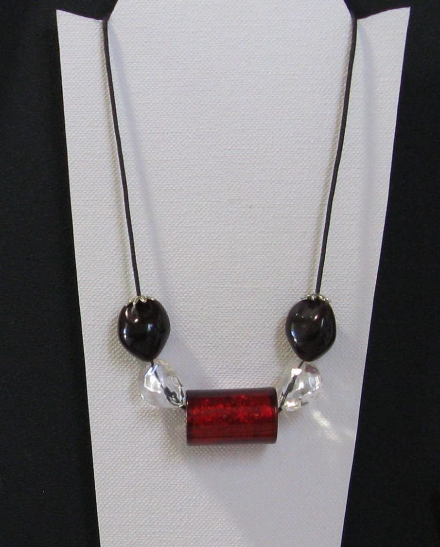 Große rote Halskette an schwarzer Baumwollkordel, Einzelstück 