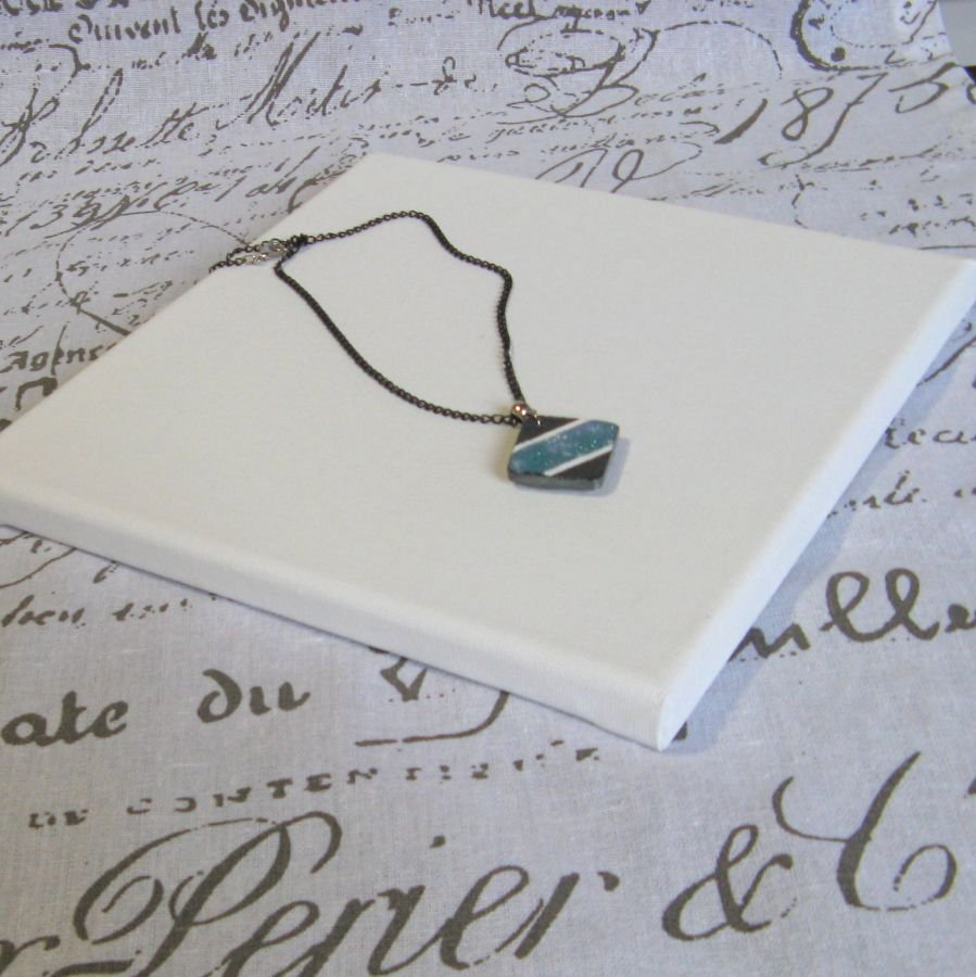 Pendentif en Ardoise Emaillée Bleu Pailleté, Blanc sur Chaine noire, Création Unique