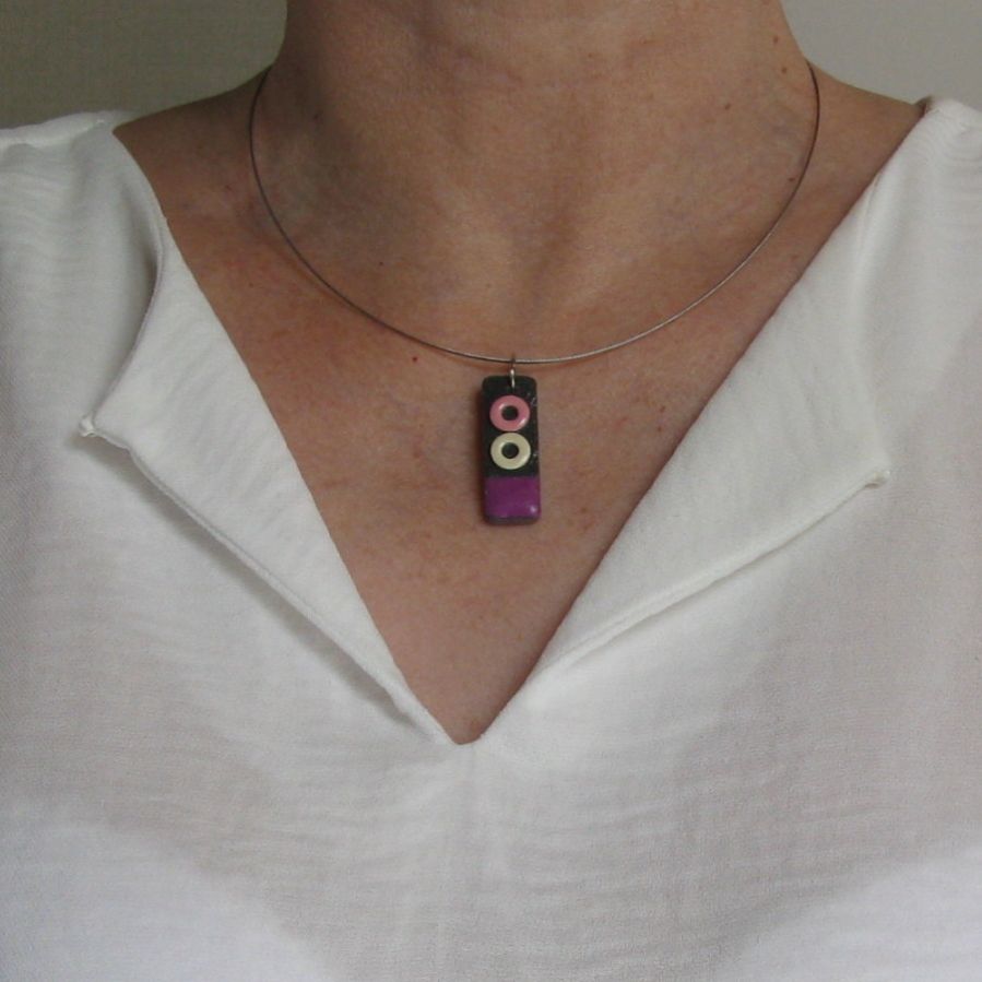 Petit Pendentif pour Femme ou Ado en Ardoise Emaillée rose et violet sur un montage au choix, Chaine ou Câble, Création Artisanale