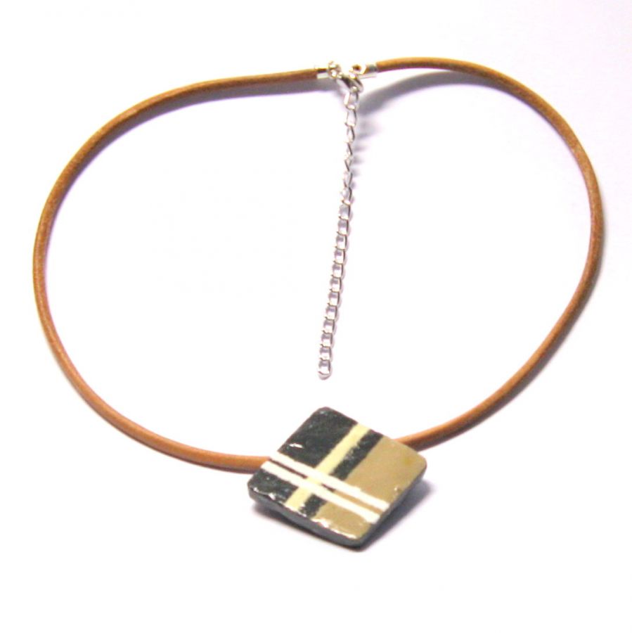 Pendentif pour Femme en Ardoise Emaillé Beige, Blanc, Ivoire monté sur  un Cuir Noir, Création de Créateur