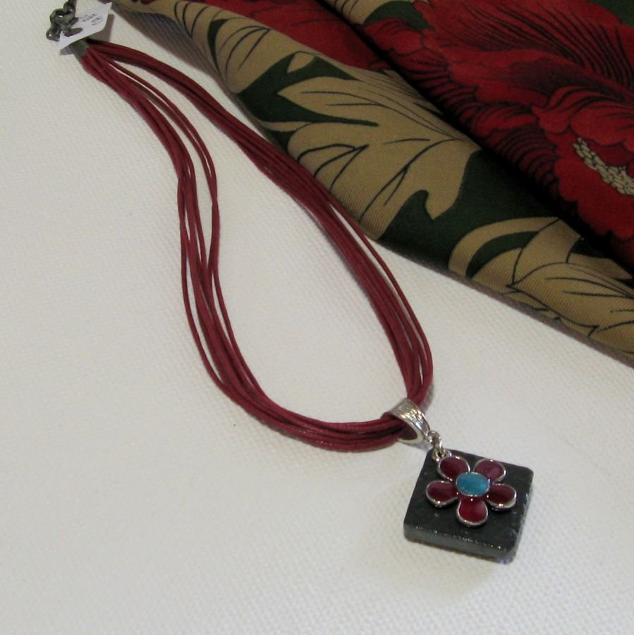 Pendentif Femme en Ardoise et Fleur Emaillée Rouge et Bleu, Montage en coton création unique