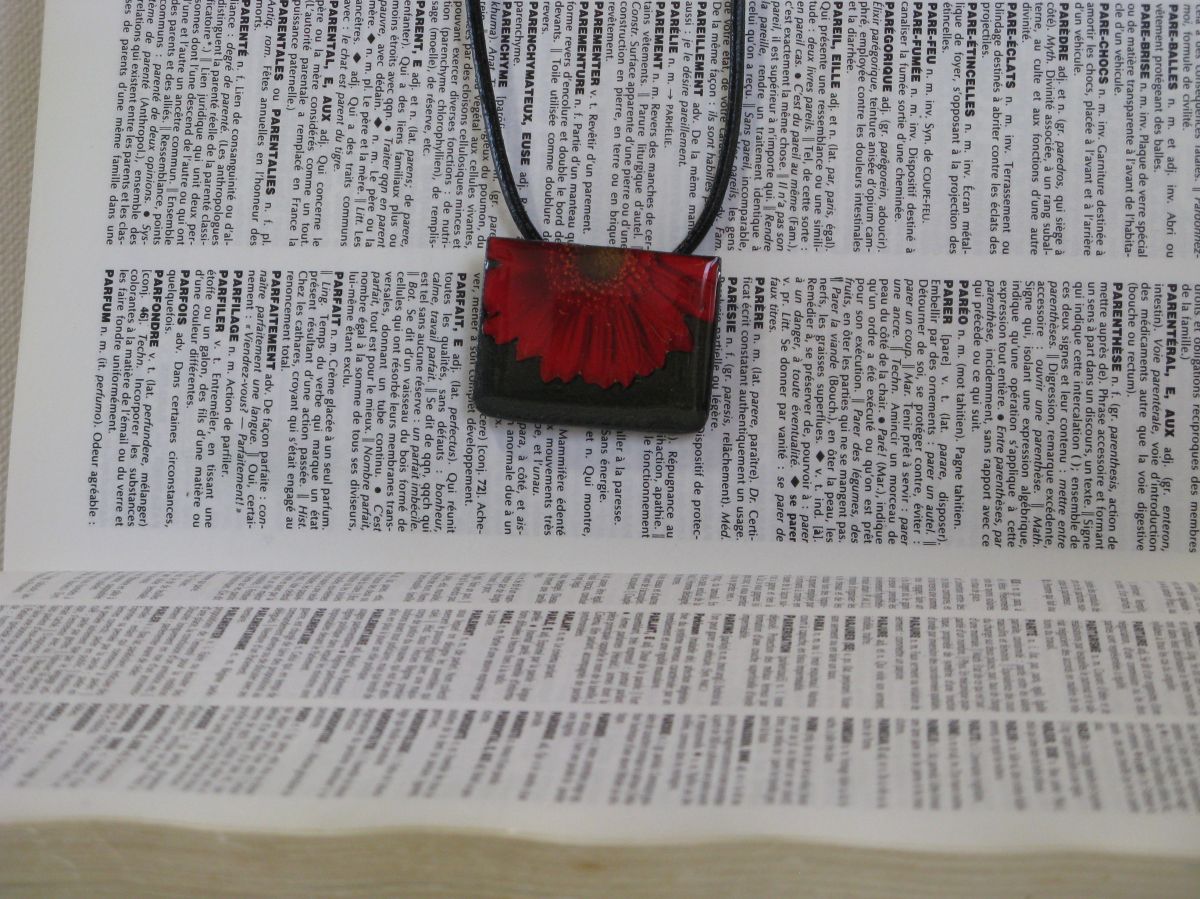 Pendentif Floral Rouge pour Femme, Réalisé en Ardoise et Résine, Création Originale